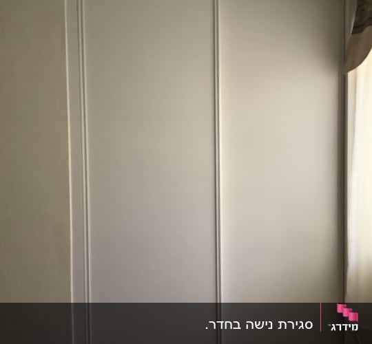 דלתות הזזה מעץ בארון קיר